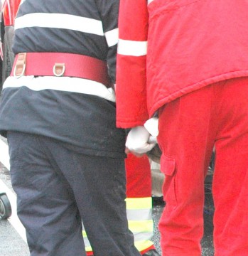 Pompierii, solicitaţi de Ambulanţă să ajute la transportul unei paciente